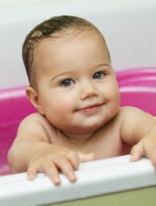 Comment laver bébé dans une grande baignoire ?