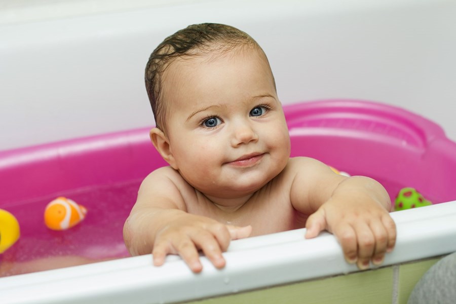 Comment laver bébé dans une grande baignoire ?