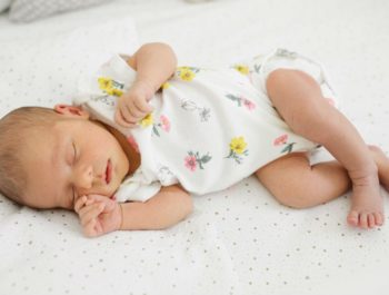Est-ce que bébé dort plus quand il fait chaud ?