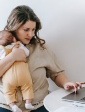 Gérer la culpabilité, le stress et trouver l’équilibre quand on retourne au travail après l’accouchement