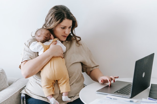Gérer la culpabilité, le stress et trouver l’équilibre quand on retourne au travail après l’accouchement